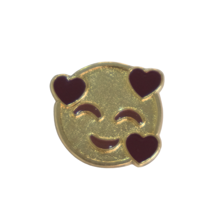 Duygu Durum Bilekliği – Sinirli Rozeti (Angry), çocukların ve ergenlerin sinirlendiklerinde ya da bir duruma karşı tepkilerini sözle ifade etmekte zorlandıklarında duygularını kolayca gösterebilmeleri için tasarlanmış özel bir aksesuardır. Sinirli Rozeti, çocuğun o anki ruh hâlini çevresine ve ailesine net bir şekilde yansıtmasına yardımcı olur, böylece hem kendini ifade etme becerisini destekler hem de aile içinde sağlıklı iletişim kurulmasını sağlar.